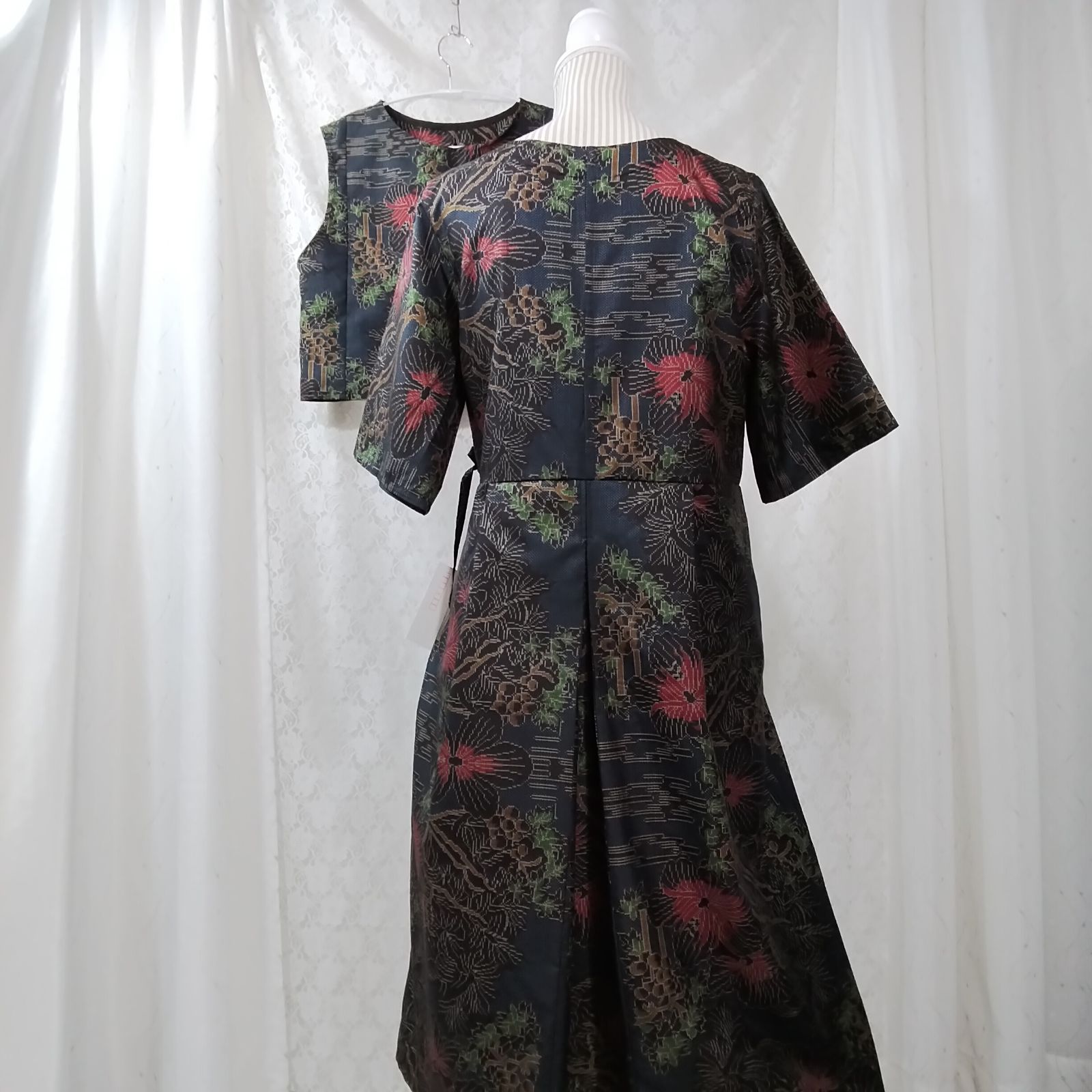 幾何学文様　大島紬　カットアウト　二の腕細見え　着物リメイクワンピース ④Kimono transformed into a one-piece dress! We explain how