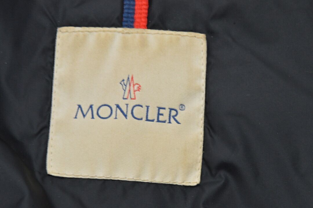 モンクレール MONCLER LEON掲載モデル ペイズリー柄 コヨーテ ファー