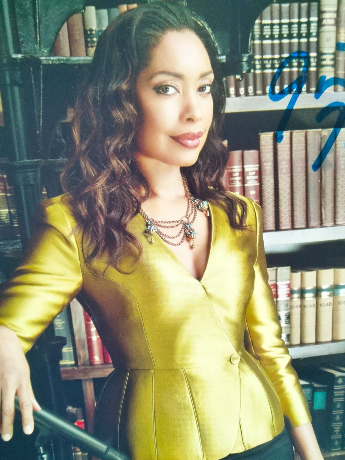 ジーナ・トーレス直筆サイン入り超大型写真…Gina Torres…スーツ… - メルカリ