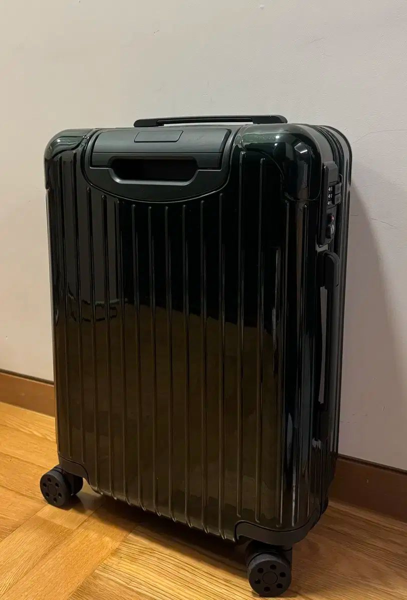 RIMOWA リモワ ESSENTIALS エッセンシャルズ キャビン キャビンタイプ ダークグリーン 光沢