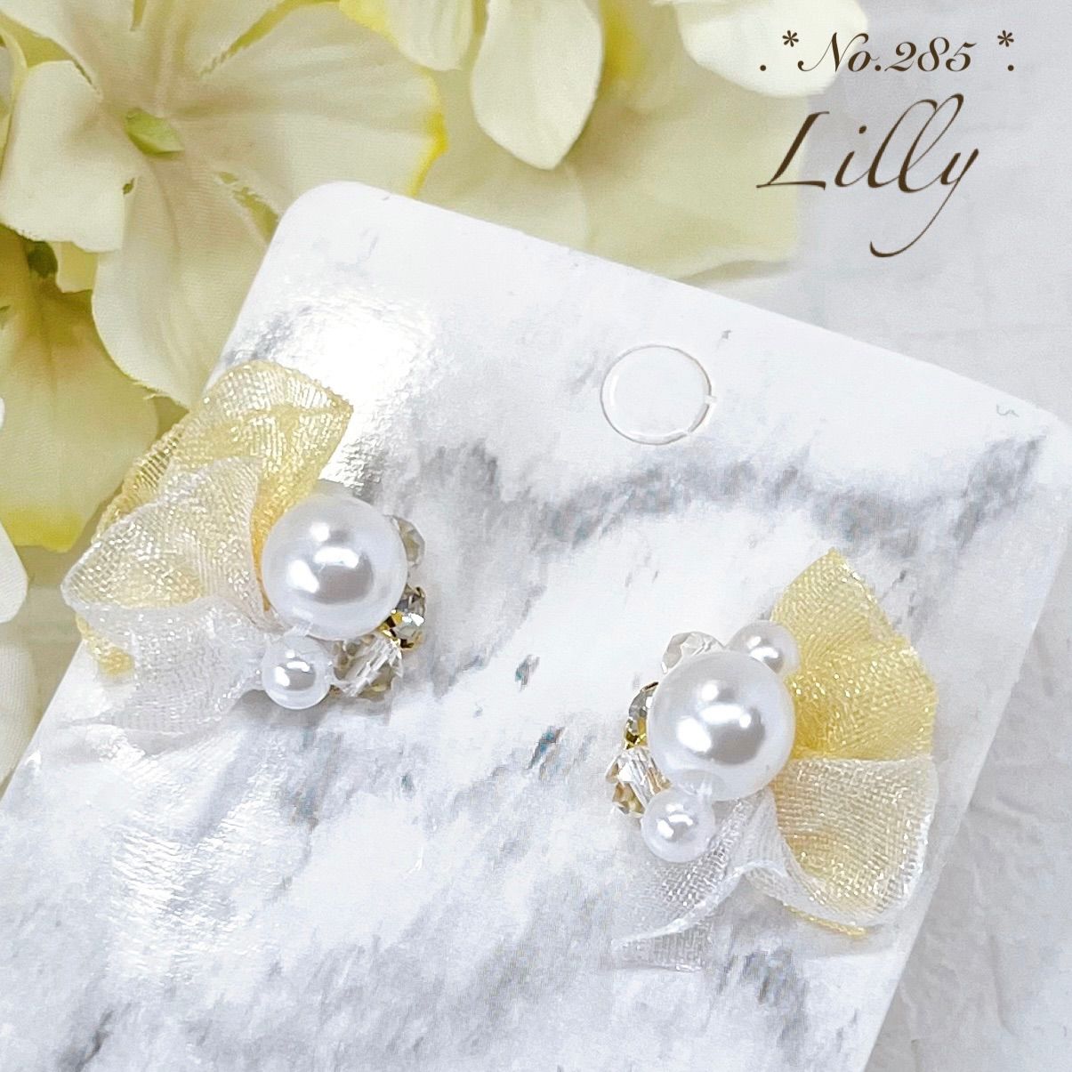 パール リボン ビジュー ピアス イエロー - Lilly - メルカリ