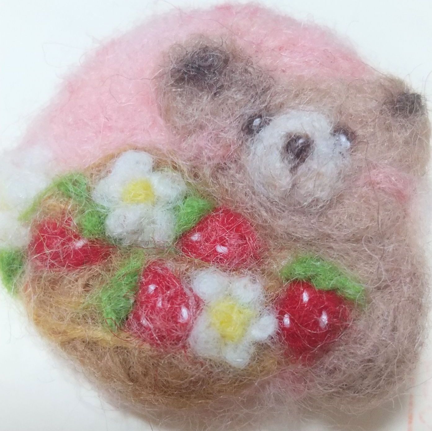 羊毛フェルトブローチ くまさんがいちごつみ メルカリShops