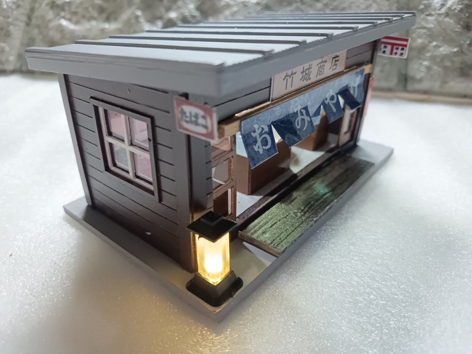 【HO】【夜景】木造無人ローカル駅舎　ストラクチャー（★照明付）着色　完成品 HOゲージ】【夜景】木造・田舎の無人駅（駅舎） ストラクチャー