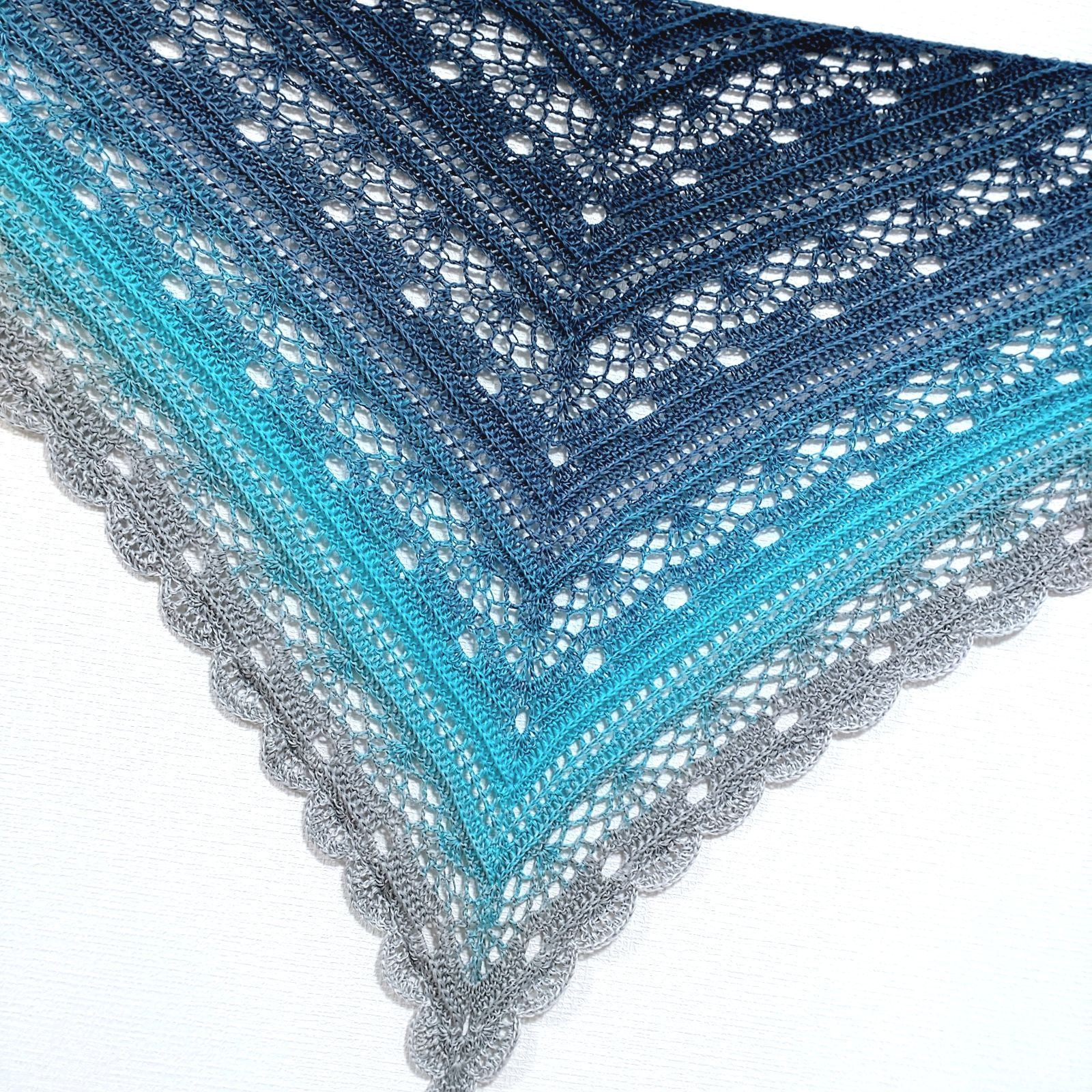 バレエショール　三角ショール　洗濯可　年中使用可能　手編み　グラデーション糸 バレエショール 三角ショール 洗濯可 年中使用可能 手編み