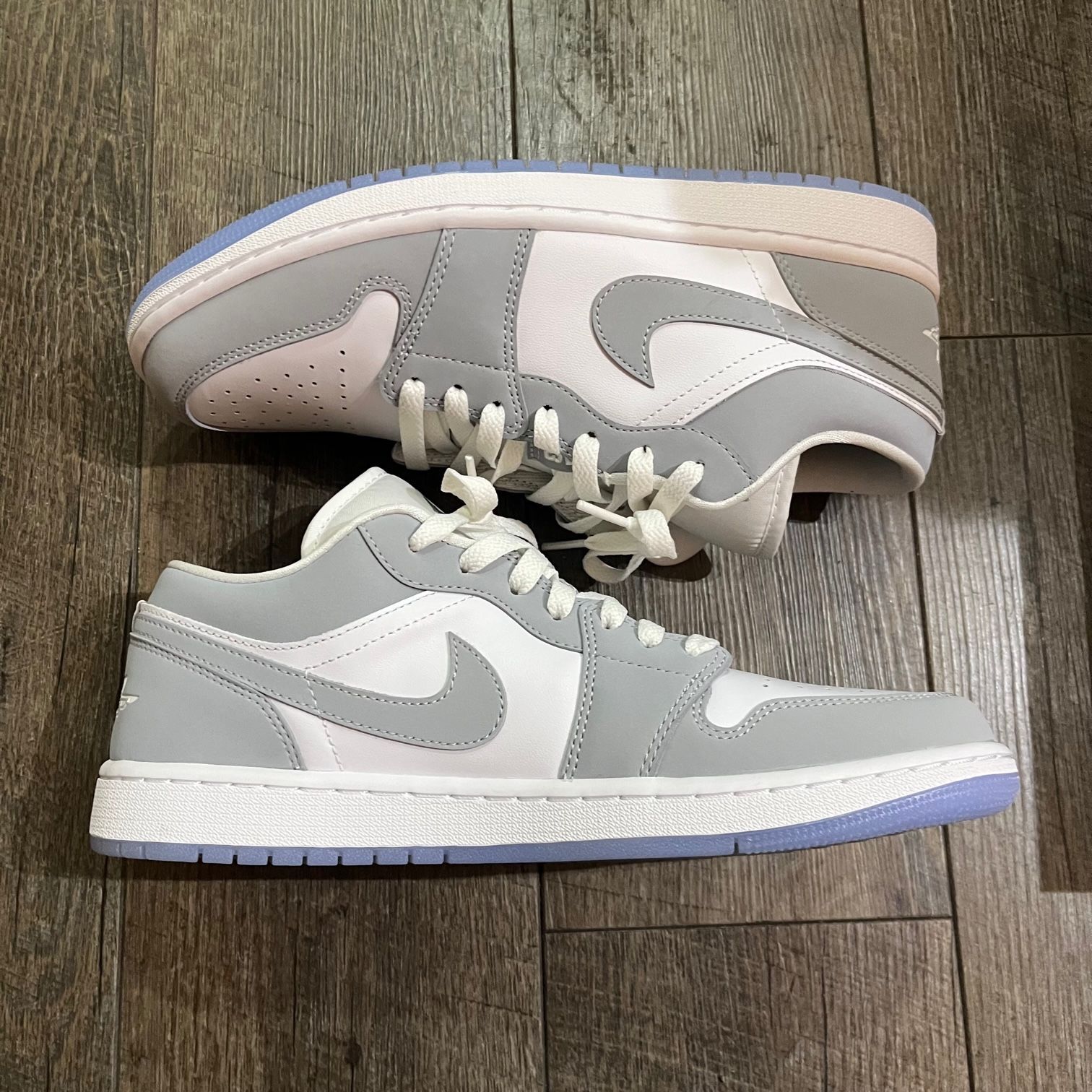 新品 Nike WMNS Air Jordan 1 Low Wolf Grey DC0774-105 ウルフグレー