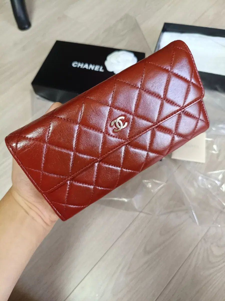 正規品 CHANEL シャネル ラムスキン レッド Classic シルバー クラスプ 長財布 16番台