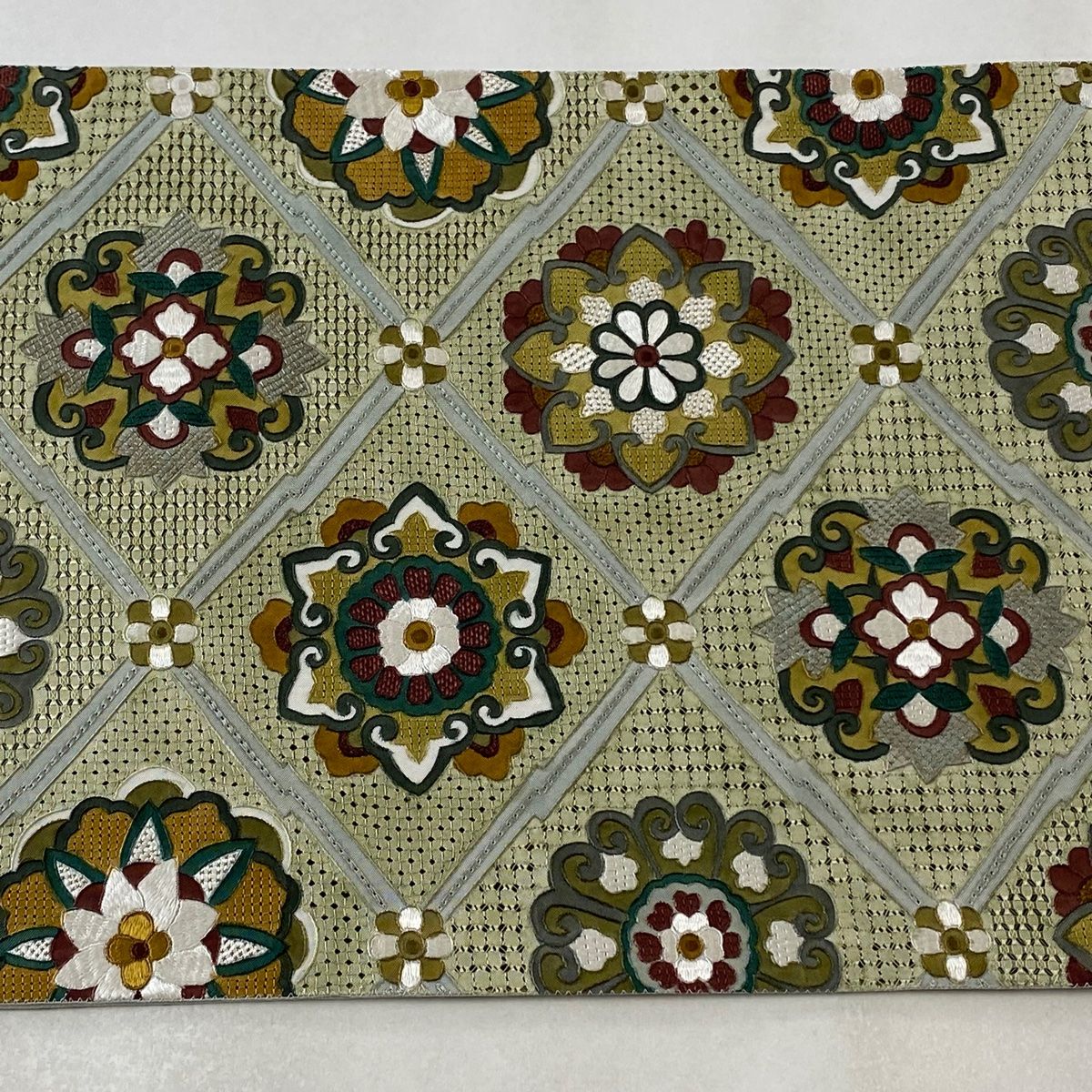 袋帯 美品 逸品 金糸 汕頭刺繍 灰緑 全通 正絹 華文様 袋帯 美品 逸品 華文 草花 金糸 汕頭刺繍 灰緑 全通 正絹 【中古