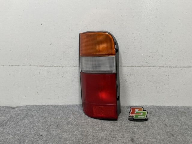 新品!ハイエース 100系 純正 左 テールランプ/ライト/レンズ ハロゲン KOITO 33-08031/26-29 81561-95J10 トヨタ(132246)