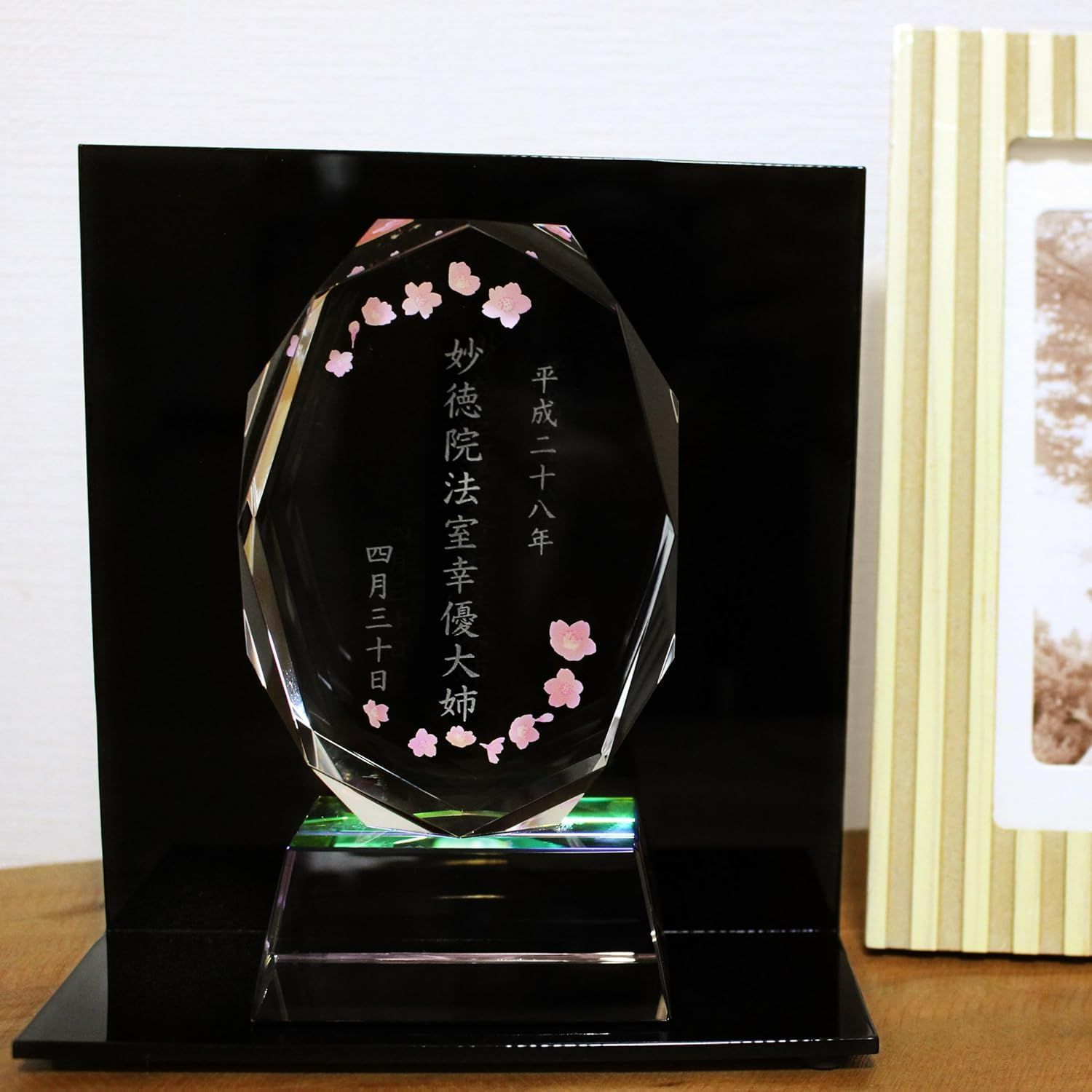 位牌 クリスタル位牌 4寸 七色台座 桜 四季 ホログラム入り アクリル台座 つき 選べるデザイン 季節の花 朝顔 秋桜 梅 小花 仏具 遺影 デザイン モダン 手元供養 名入れ 刻印サービスつき STEELWINDOWSANDDOORS_COM