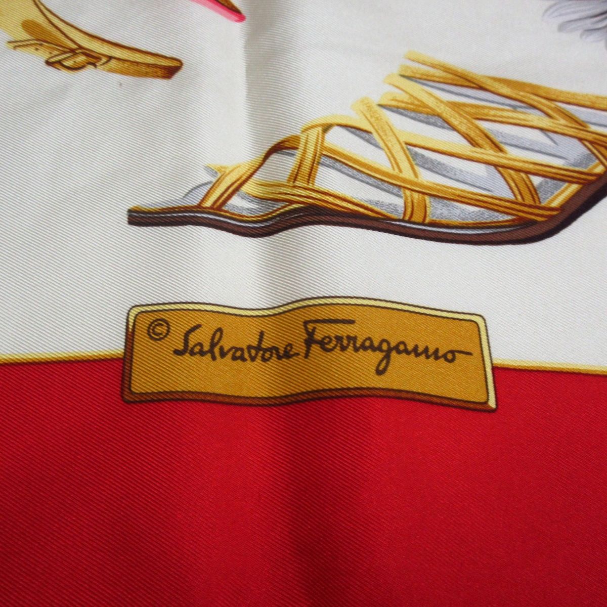 SalvatoreFerragamo(サルバトーレフェラガモ) スカーフ美品 - 白 