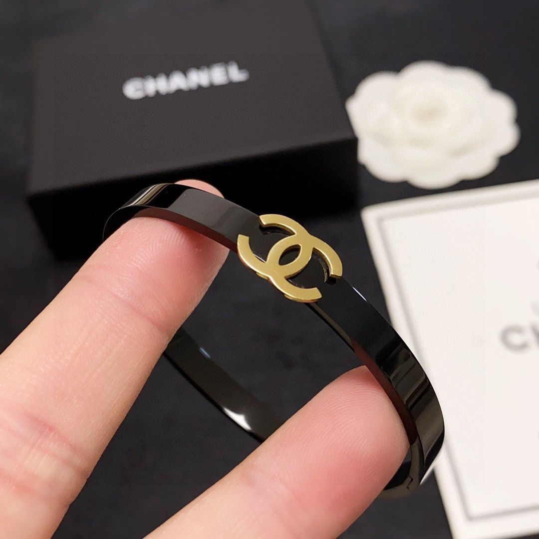 手元を格上げする逸品【CHANEL】ブラックリボンブレスレット 今日特価】Chanel シャネル ナロー エングレーヴ カーボン