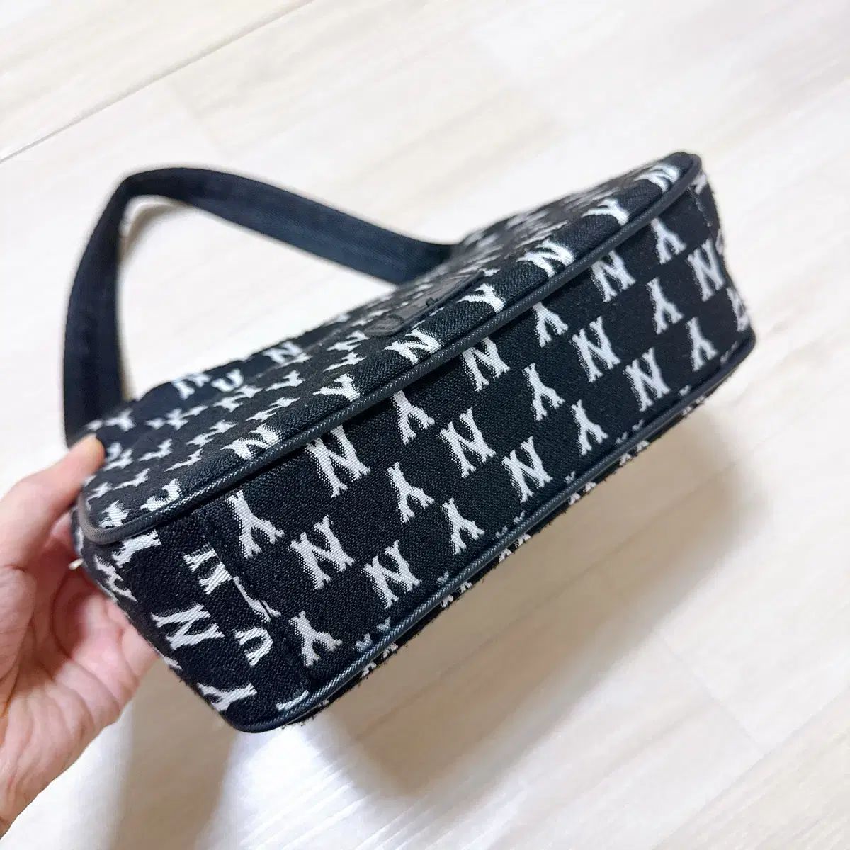 MLB モノグラム ジャカード ホーボーバッグ NY (Black) MLB Monogram Embo New York Yankees Hobo Bag Hand Bag NY Logo