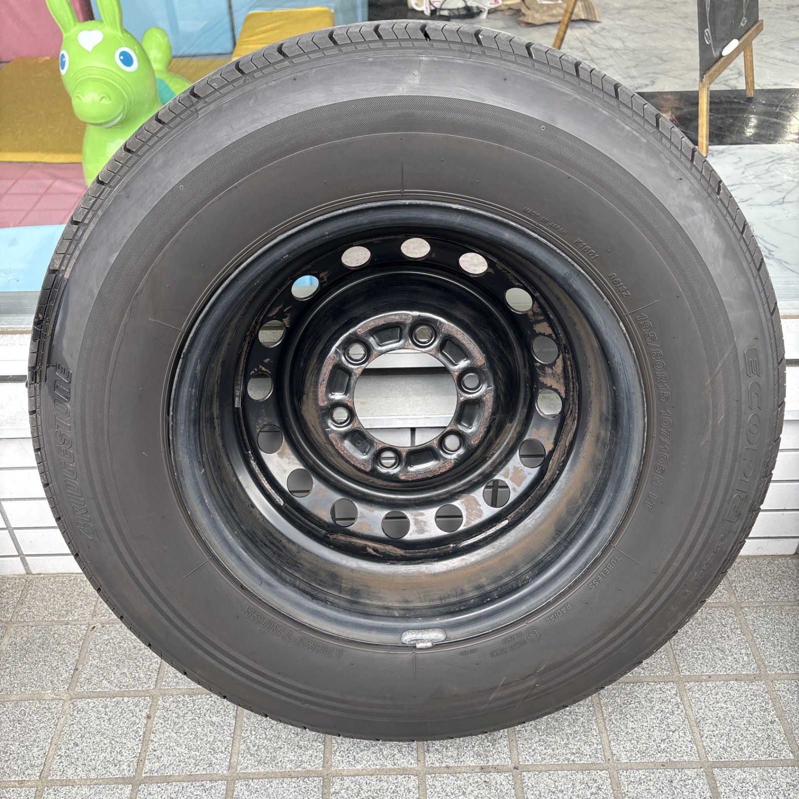 送料無料!!バリ溝】Toyota トヨタ 200系 ハイエース 195/80R15