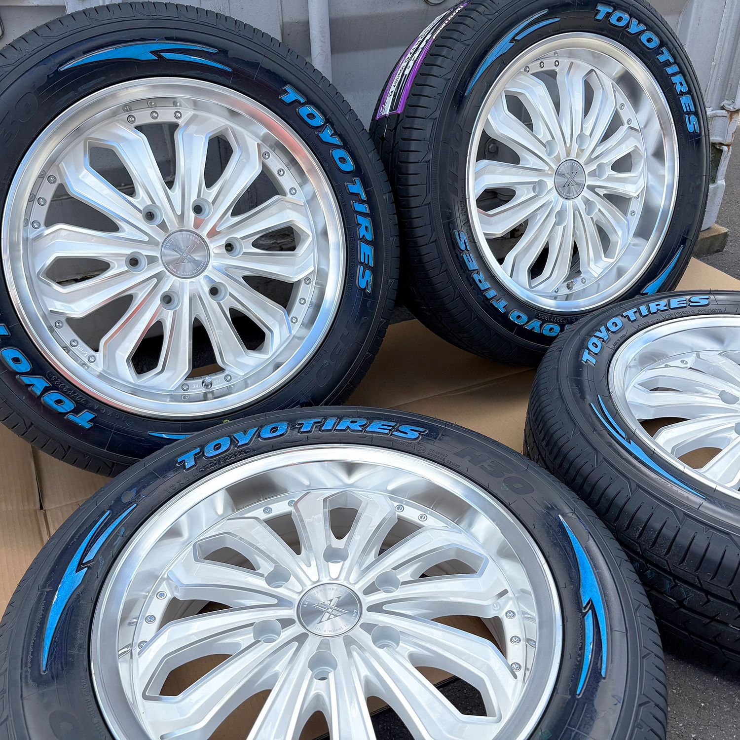新品4本セット】200系ハイエース,レジアスエース 17インチ 国産 
