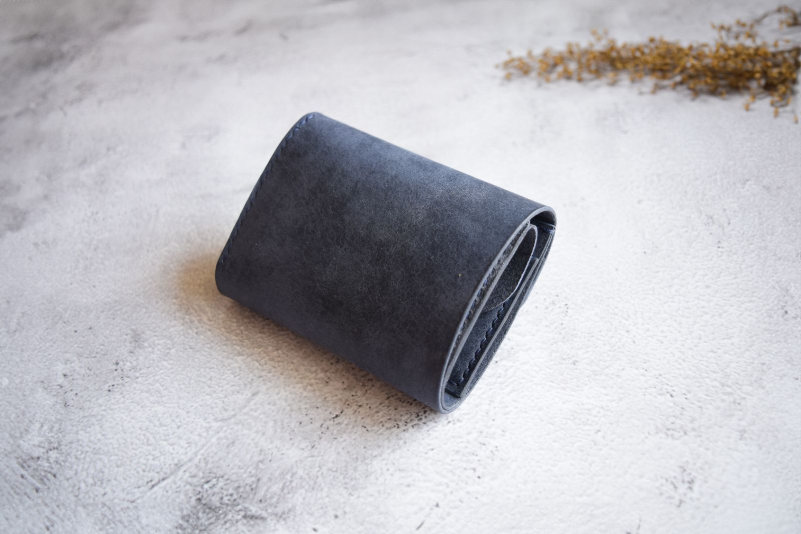 三つ折り財布 本革 ｲﾀﾘｱﾝﾚｻﾞｰ 【オコシ金具】 Navy ネイビー - メルカリ