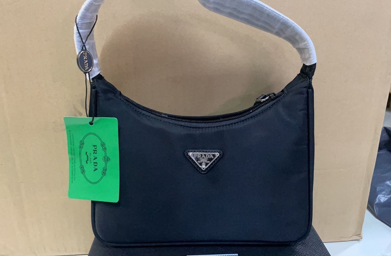 本日限定価格?PRADA ブラック ショルダーバッグ - メルカリ