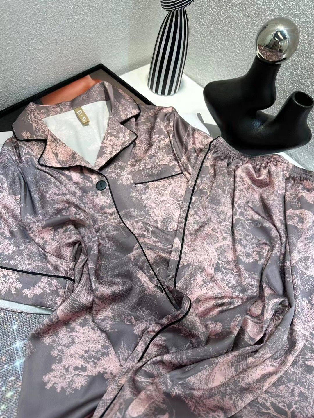 ディオール　パジャマ　M これは DIOR（ディオール）の女用パジャマで、家居服としても