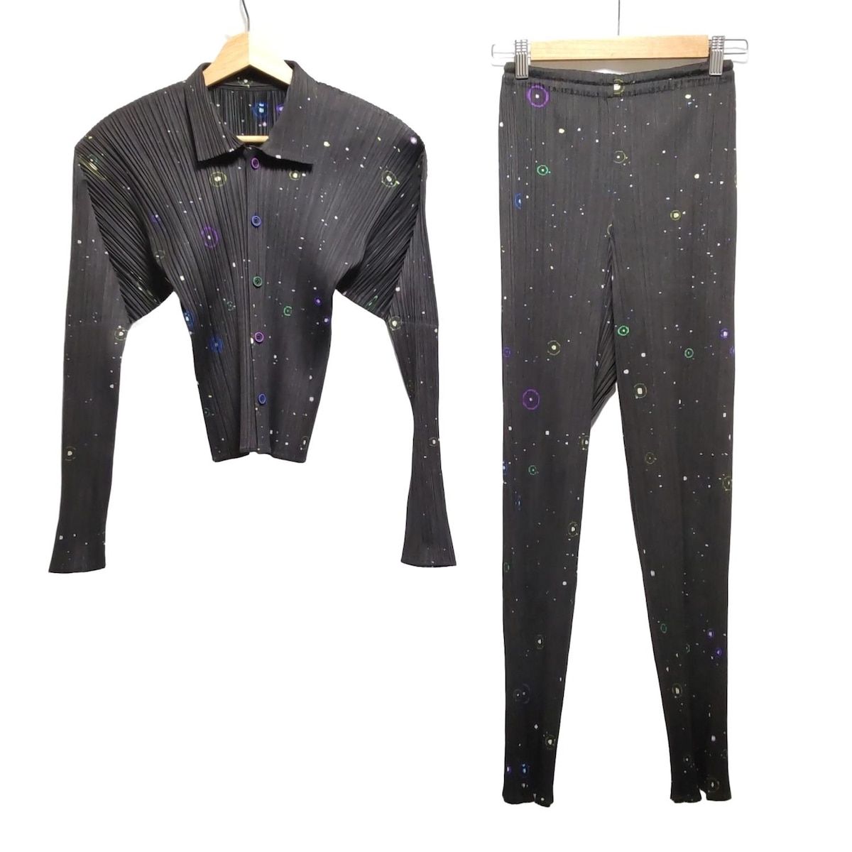 PLEATS PLEASE プリーツプリーズ レディースパンツセットアップ レディース - 黒×マルチ プリーツ|ウエストゴム