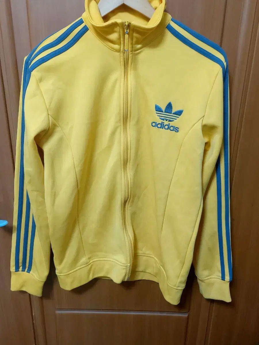 日本代表パーカー二枚、アディダストレーニングウェア風、上着のみ