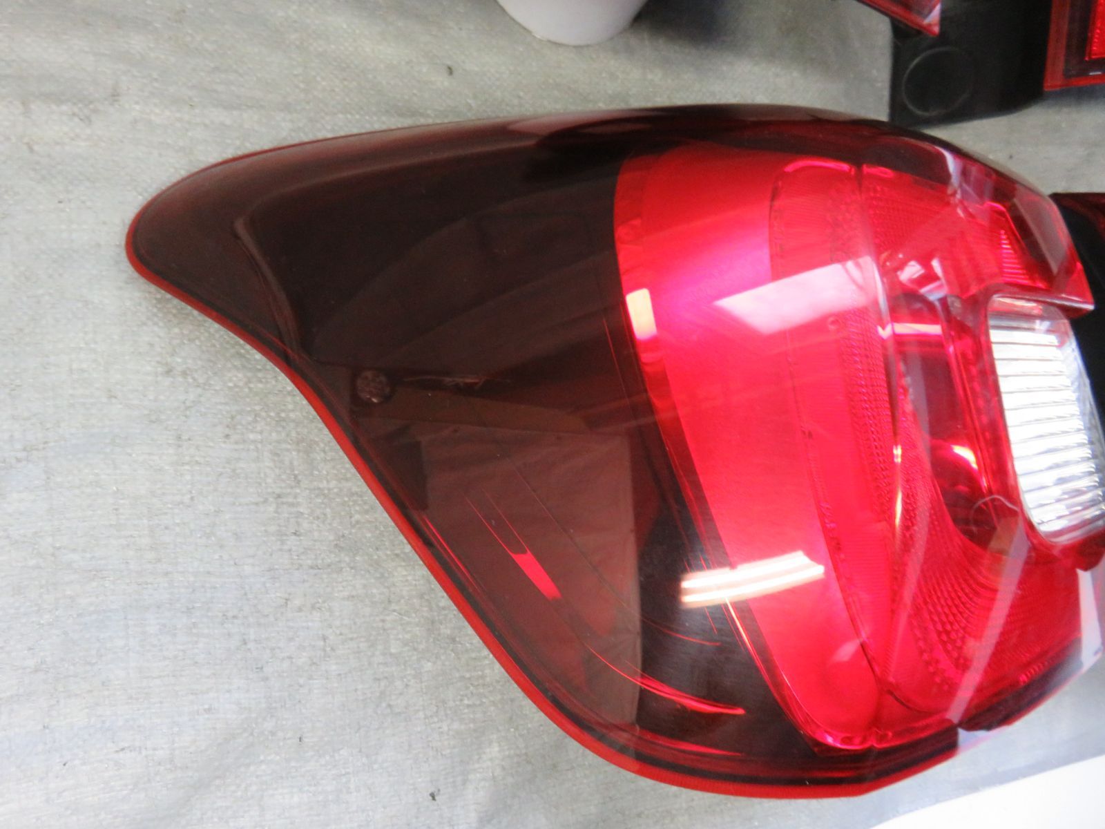 H27 レヴォーグ VMG 右テールライト⁄右テールランプ 98094