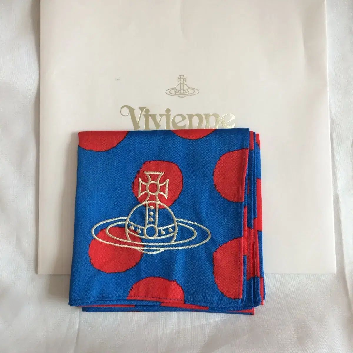新品★ ヴィヴィアン・ウェストウッド スカーフ 送料無料 Vivienne Westwood The Kiss シルクツイル バンドゥ UK