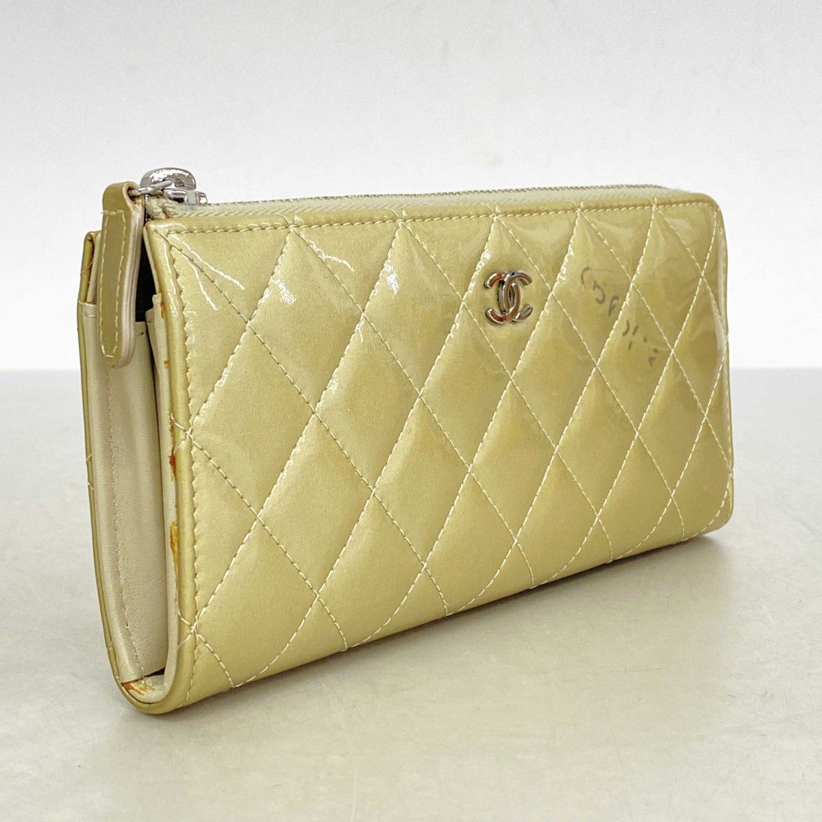 5id4513 シャネル 長財布 マトラッセ パテントレザー ベージュ シルバー金具 レディース
