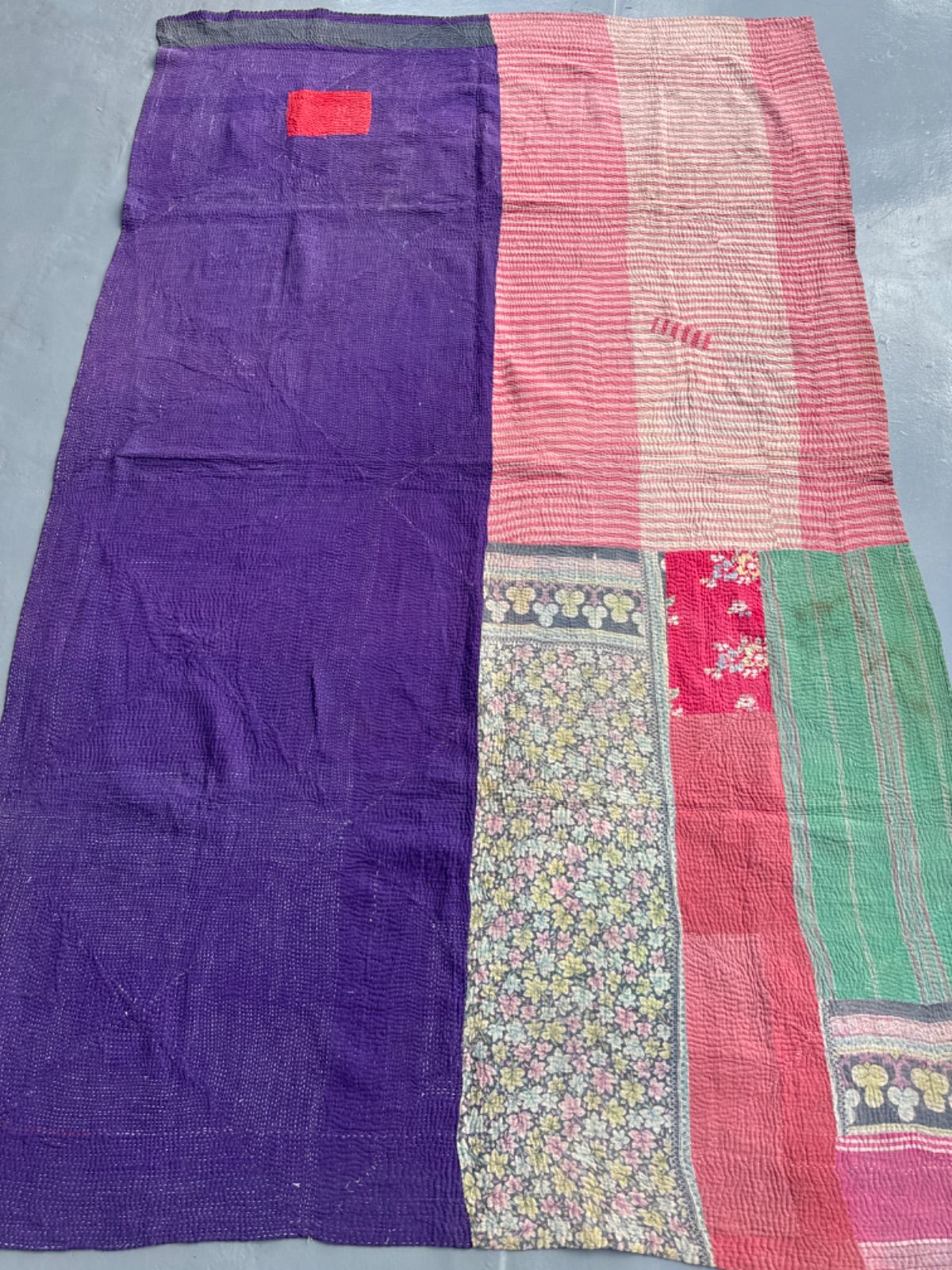 G061 グドゥリー マルチカバー マルチマット ラグ ヴィンテージ カンタ刺繍 ボロ インド ビンテージ BORO アンティーク シャビーシック ラリーキルト 手縫い 刺し子 ハンドメイド 刺子 絨毯 はぎれ 古布 パープル マルチ