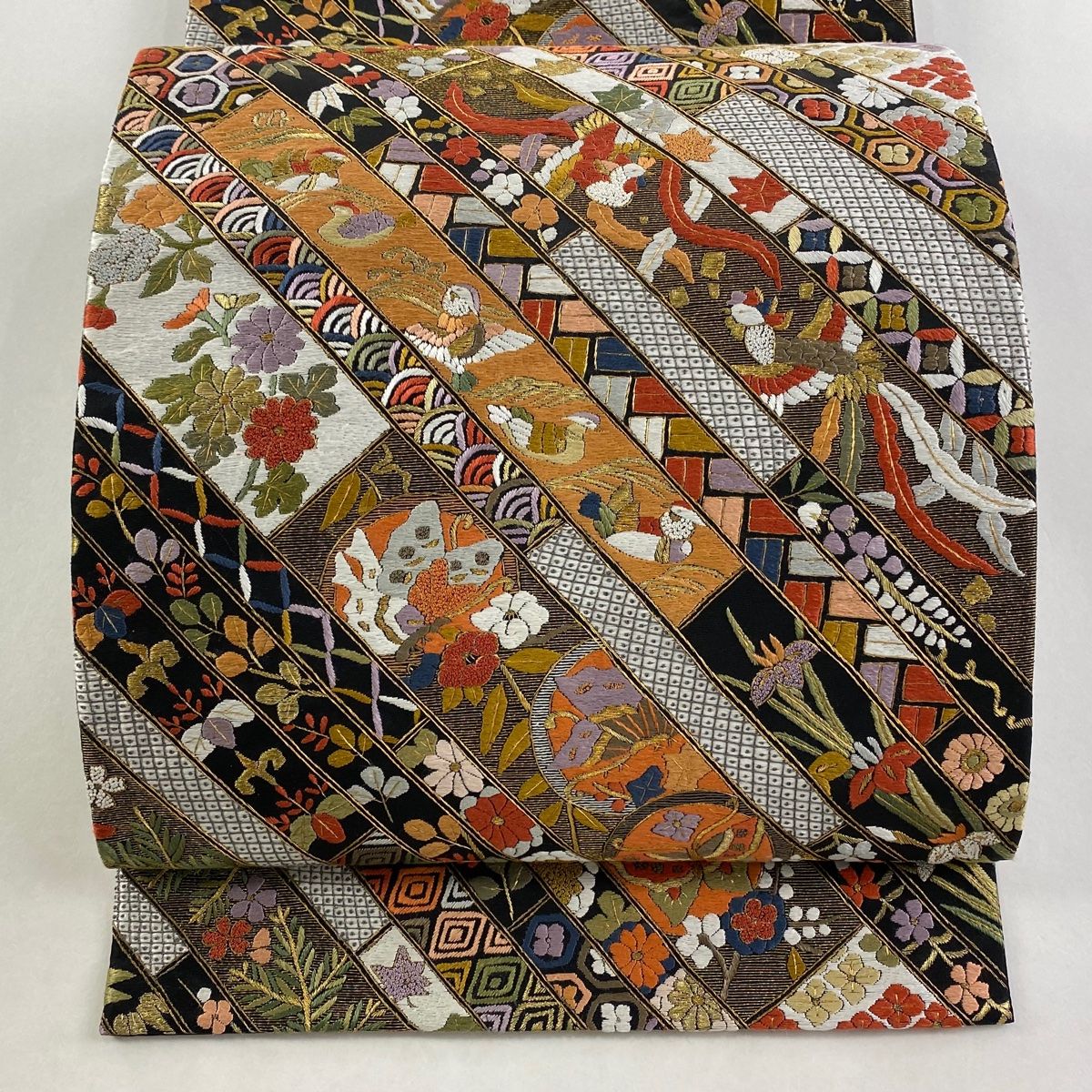 袋帯 斜縞 草花 刺繍 金糸 黒 六通 正絹