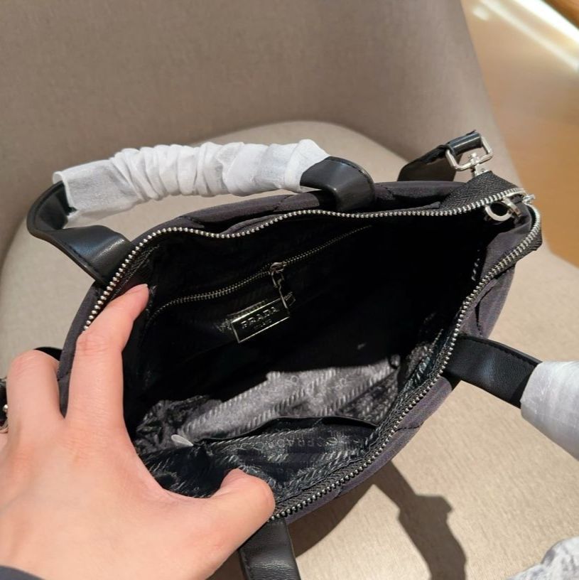 シンプルで使えるショルダーバッグです