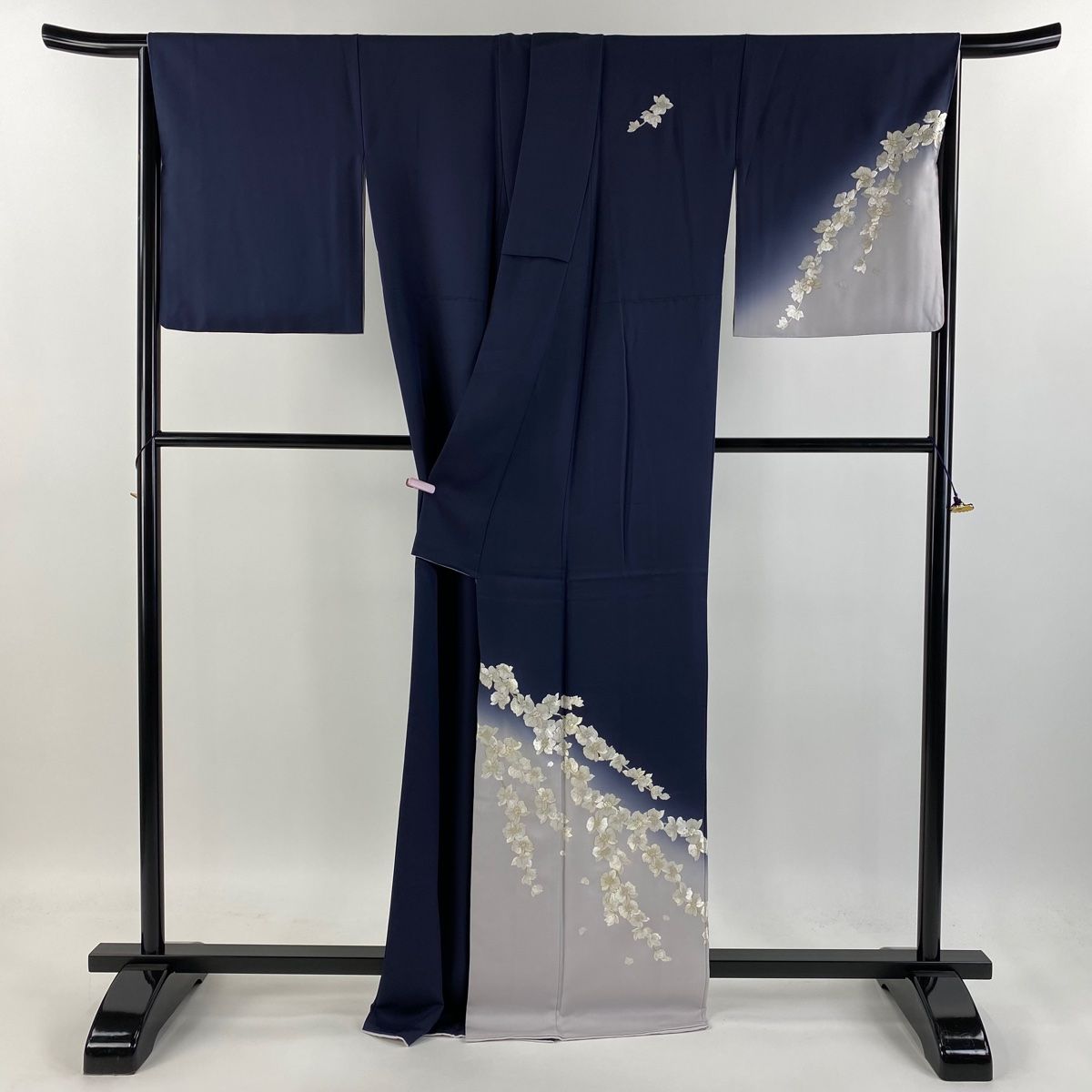 付下げ 身丈168cm 裄丈66.5cm M 袷 胡蝶蘭 刺繍 金糸 紺色 正絹