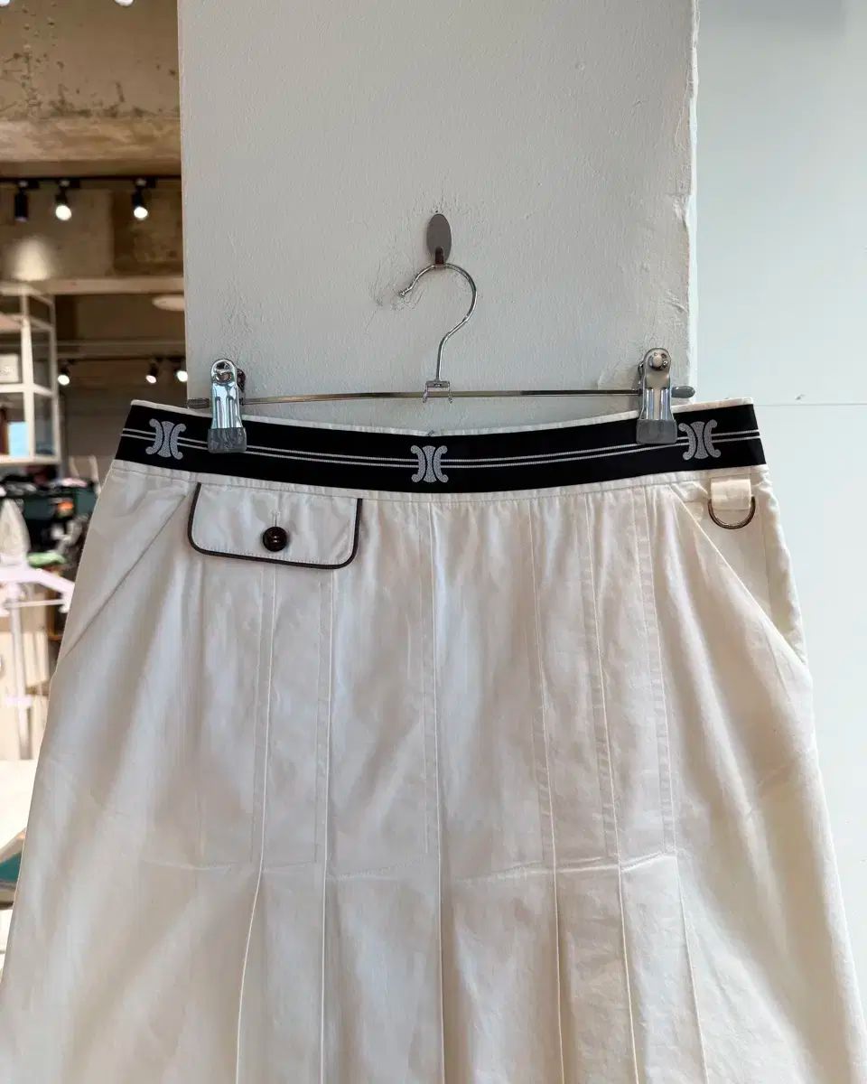 未使用 CELINEセリーヌ プリーツ スカート トリオンフ シルク 刺繍 未使用 CELINEセリーヌ プリーツ スカート トリオンフ シルク 刺繍 未