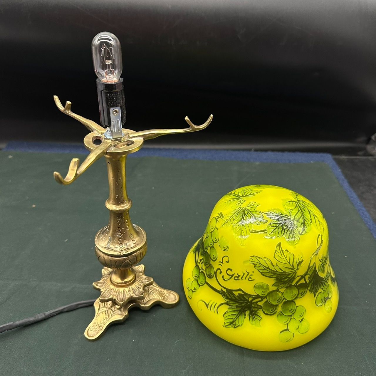 エミールガレ 真鍮台座　ランプ　1灯照明　 カメオ彫り　被せガラス 高さ32cm エミールガレ 真鍮台座 ランプ 1灯照明 カメオ彫り 被せガラス 高さ