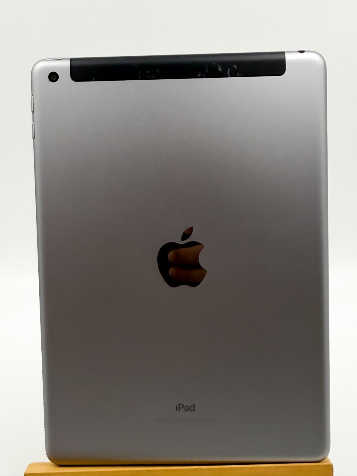 iPad 第6世代 32GB Wi-Fi+Cellularモデル スペースグレイ 中古 動作品