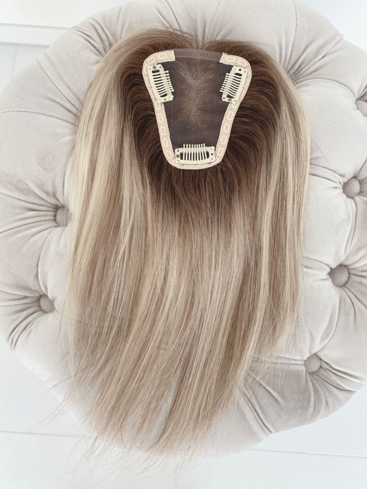 プリン隠しにも 部分用ウィッグ 人毛 総手植えレース ミセス 自然 薄毛 白髪隠し 分け目 つむじ ヘアピース 女性用 部分かつら 脱毛 リアル スキン ミディアム デイリートップウィッグ ブロンド ブリーチ 金髪 明るめブラウン グラデーション