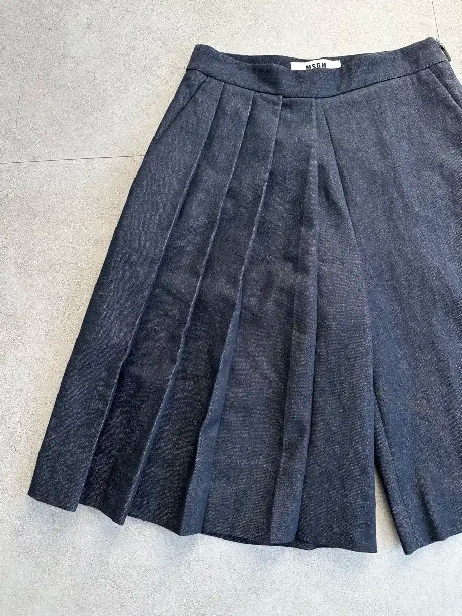 msgm プリーツ バミューダ パンツ