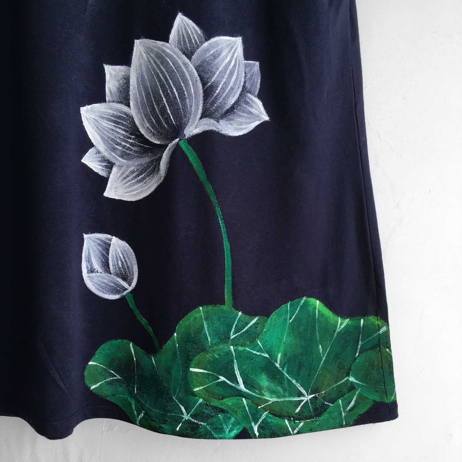 蓮柄チュニックTシャツ ネイビー手描きで描いた和風の蓮の花柄ワンピース