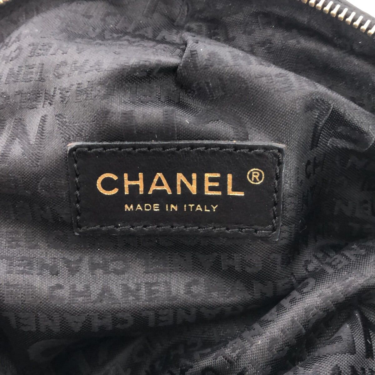 CHANEL(シャネル) クラッチバッグ - 黒×ゴールド クローバー/チェーンストラップ/ゴールド金具 サテン×ラムスキン