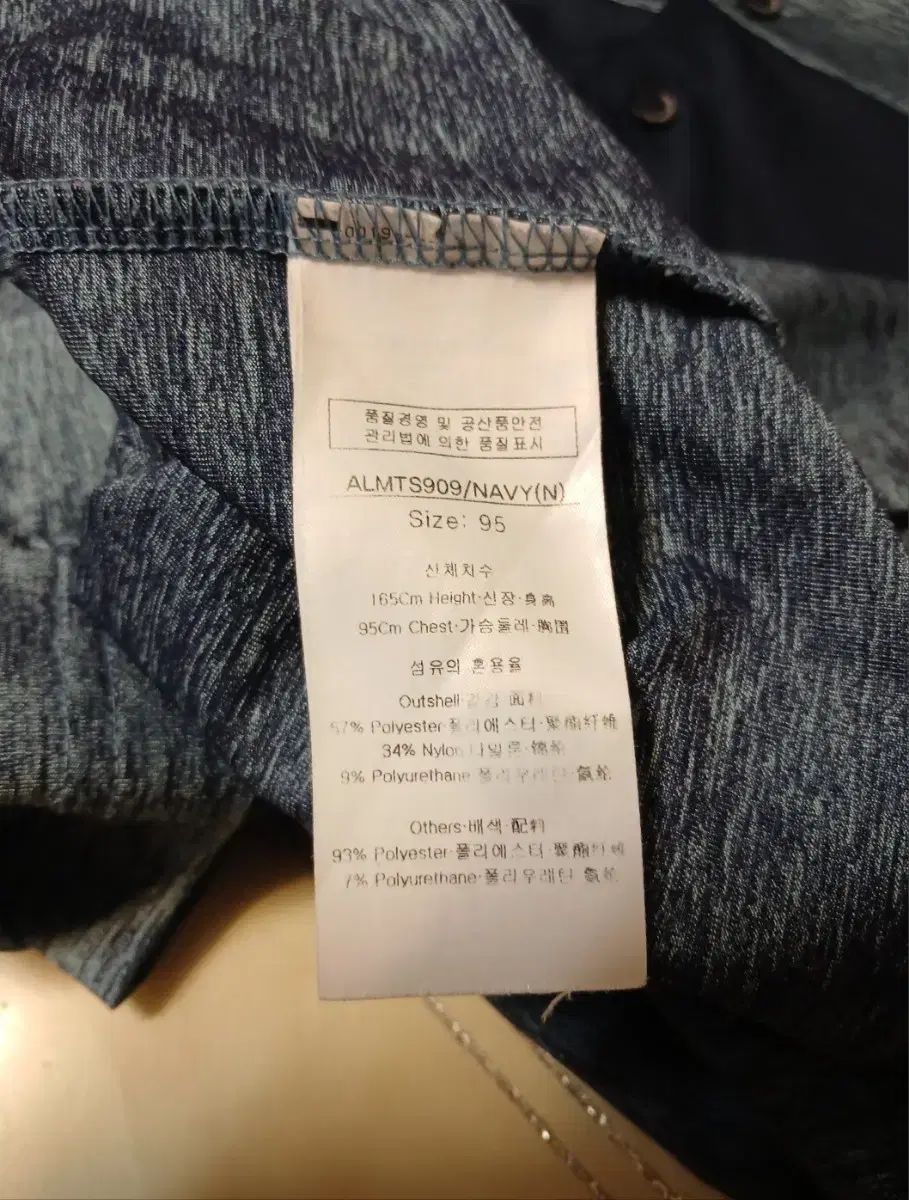 襟付きTシャツ