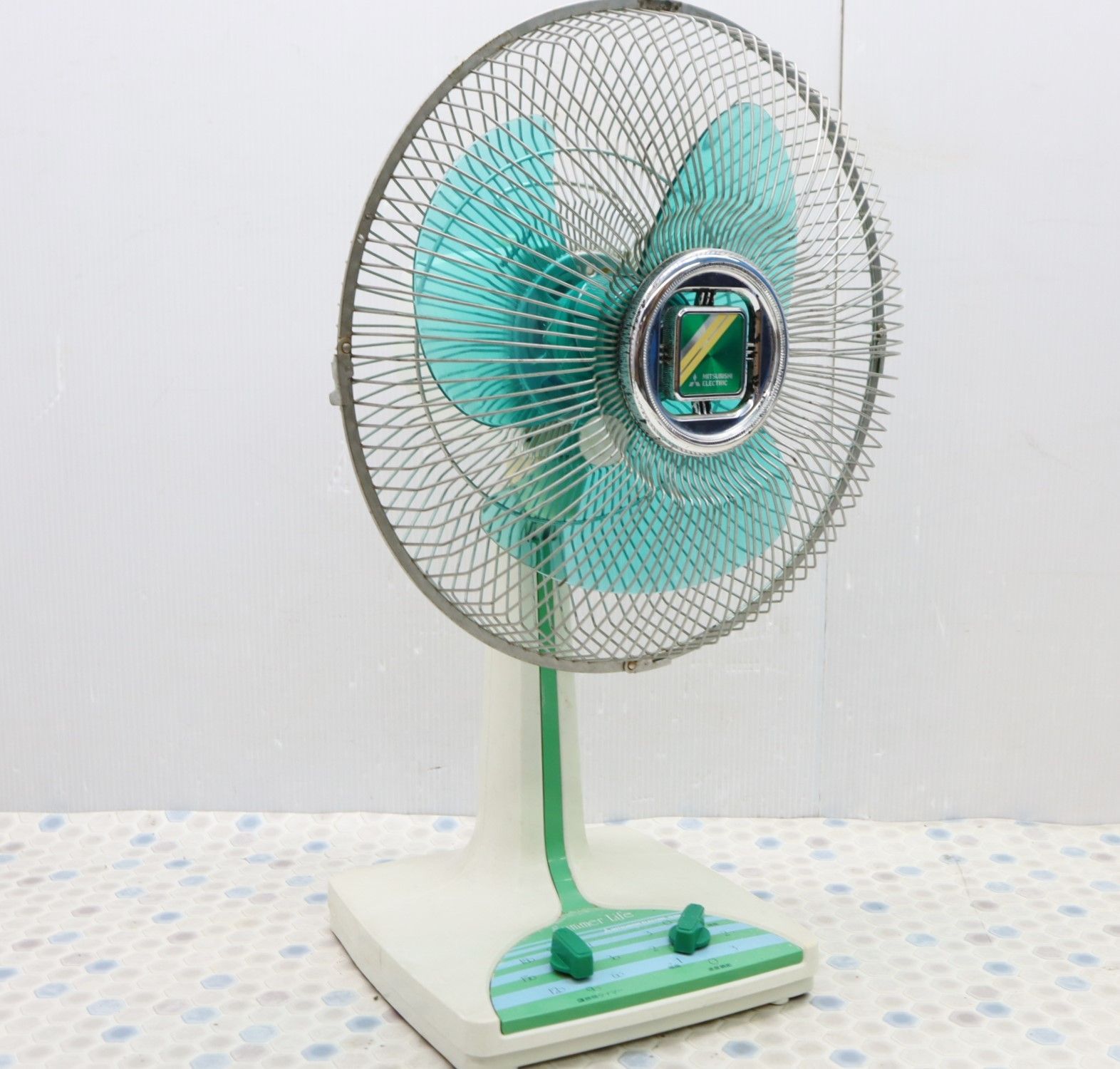 MITSUBISHI 三菱⭐️扇風機 卓上扇 昭和レトロ MITSUBISHI 三菱⭐️扇風機 卓上扇 昭和レトロ - メルカリ