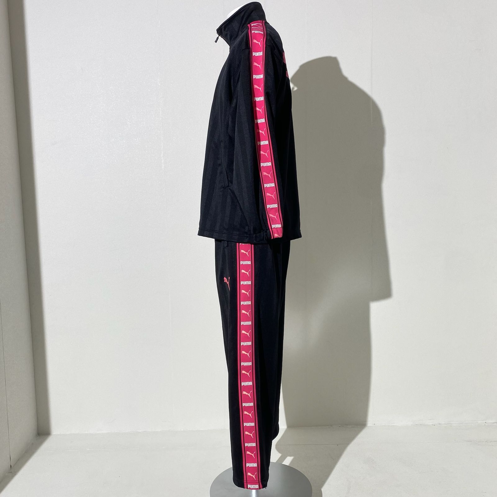 PUMAプーマ　刺繍ロゴ　バックプリント　セットアップ　トラックジャケットパンツ PUMA - プーマ セットアップ トラックジャケット パンツ ワン