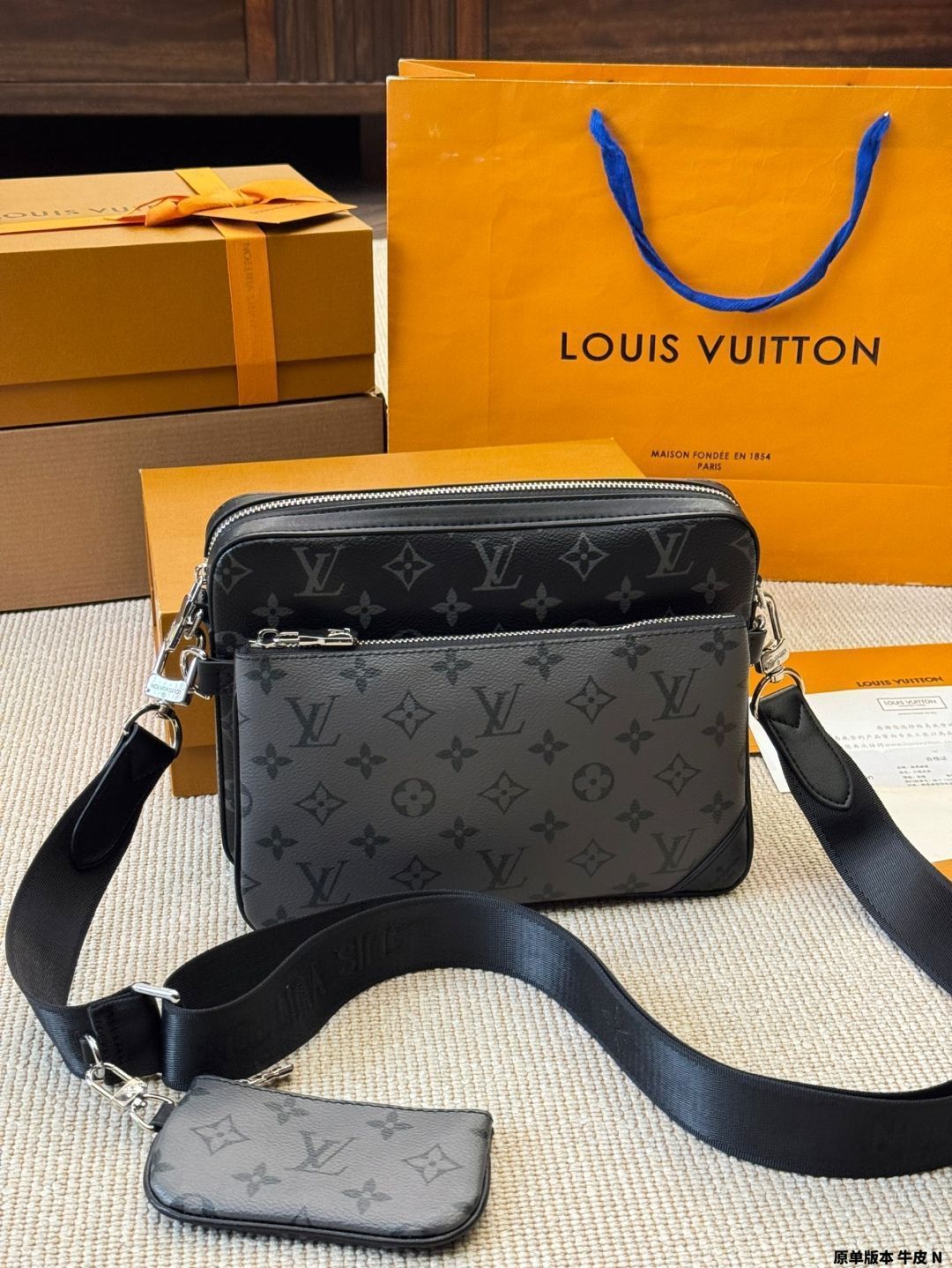 Louis Vuitton ブラック メッセンジャーバッグ - メルカリ