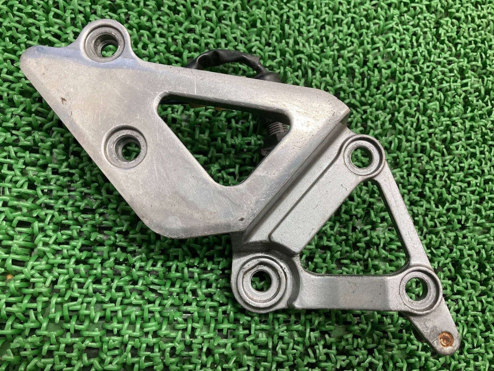 バリオス ステップホルダー 右 35011-1581 カワサキ 純正 バイク 部品 ZR250A BALIUS ブレーキスイッチ 曲がり無し 品薄 Pz