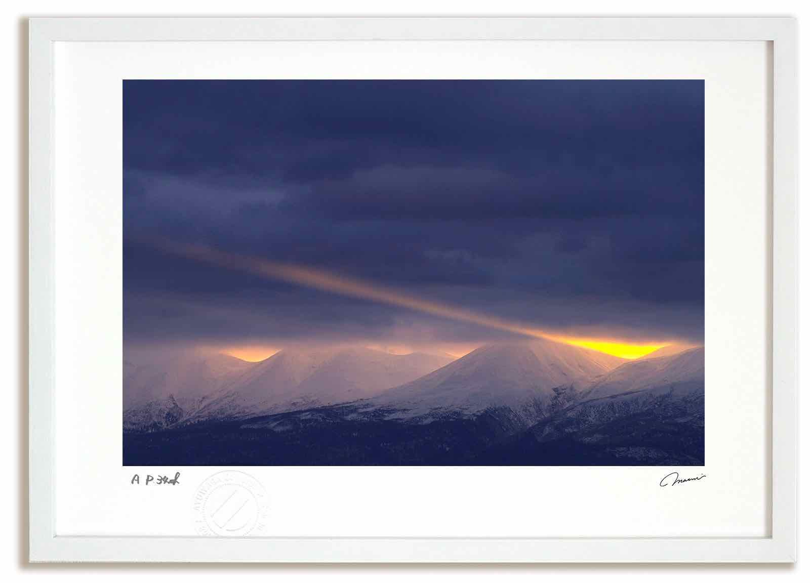 アートフォト 絵画 十勝岳連峰の光芒4 高橋真澄 インテリア 額入り 額装込 風景画 油絵 ポスター アート アートパネル リビング 玄関 プレゼント モダン アートフレーム 飾る Mサイズ おしゃれ 壁掛け 絵