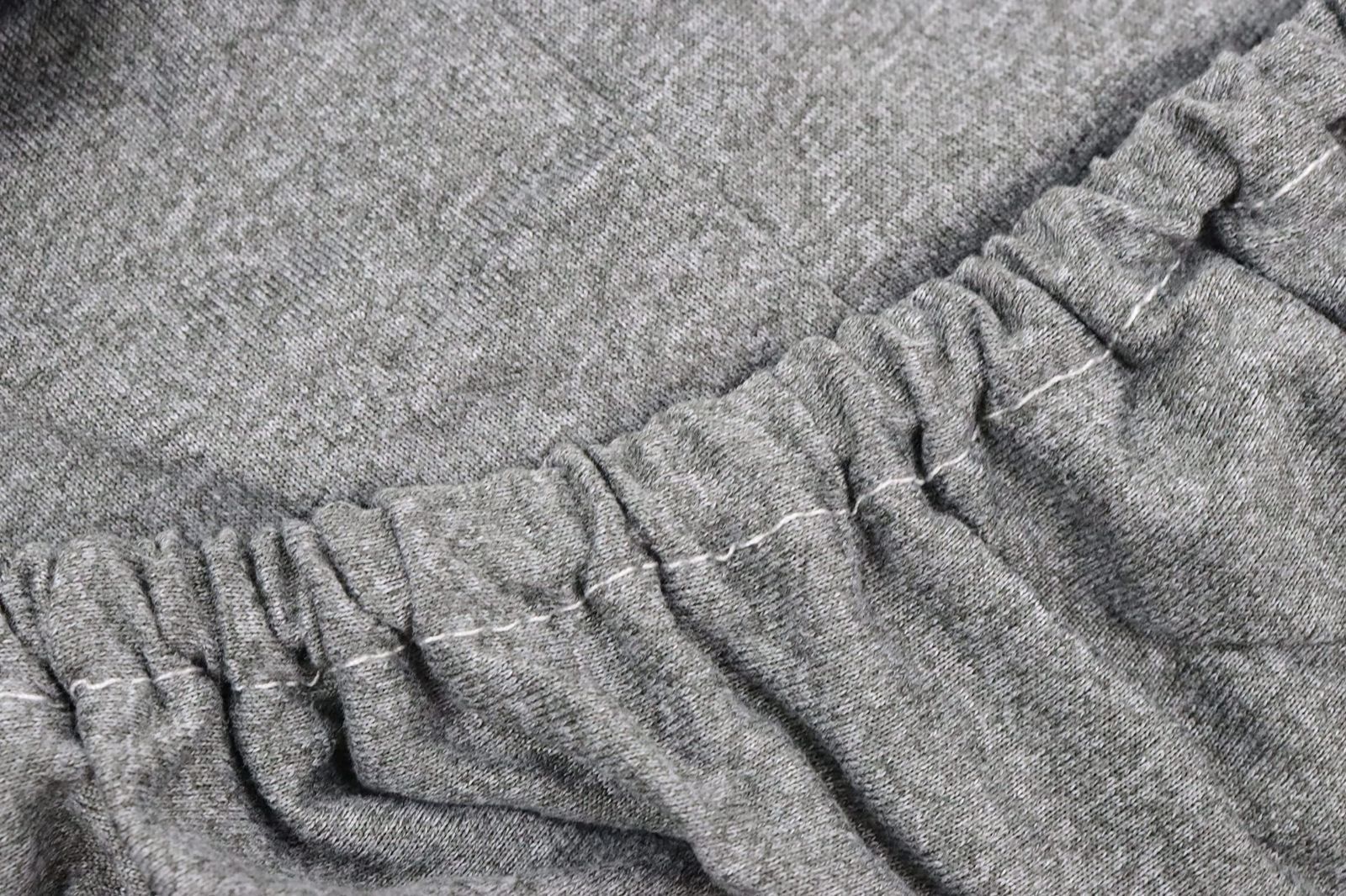 グレー