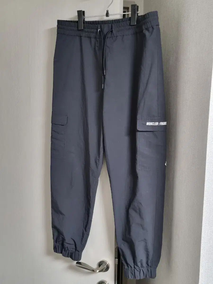 MONCLER】カシミヤジョガーパンツ ロゴ ユニセックス コラボ MONCLER】カシミヤジョガーパンツ ロゴ ユニセックス コラボ