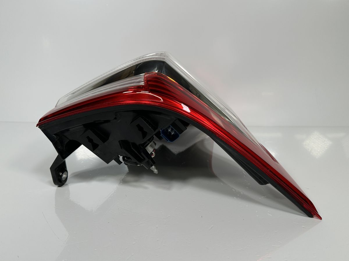 純正 右テールランプ
