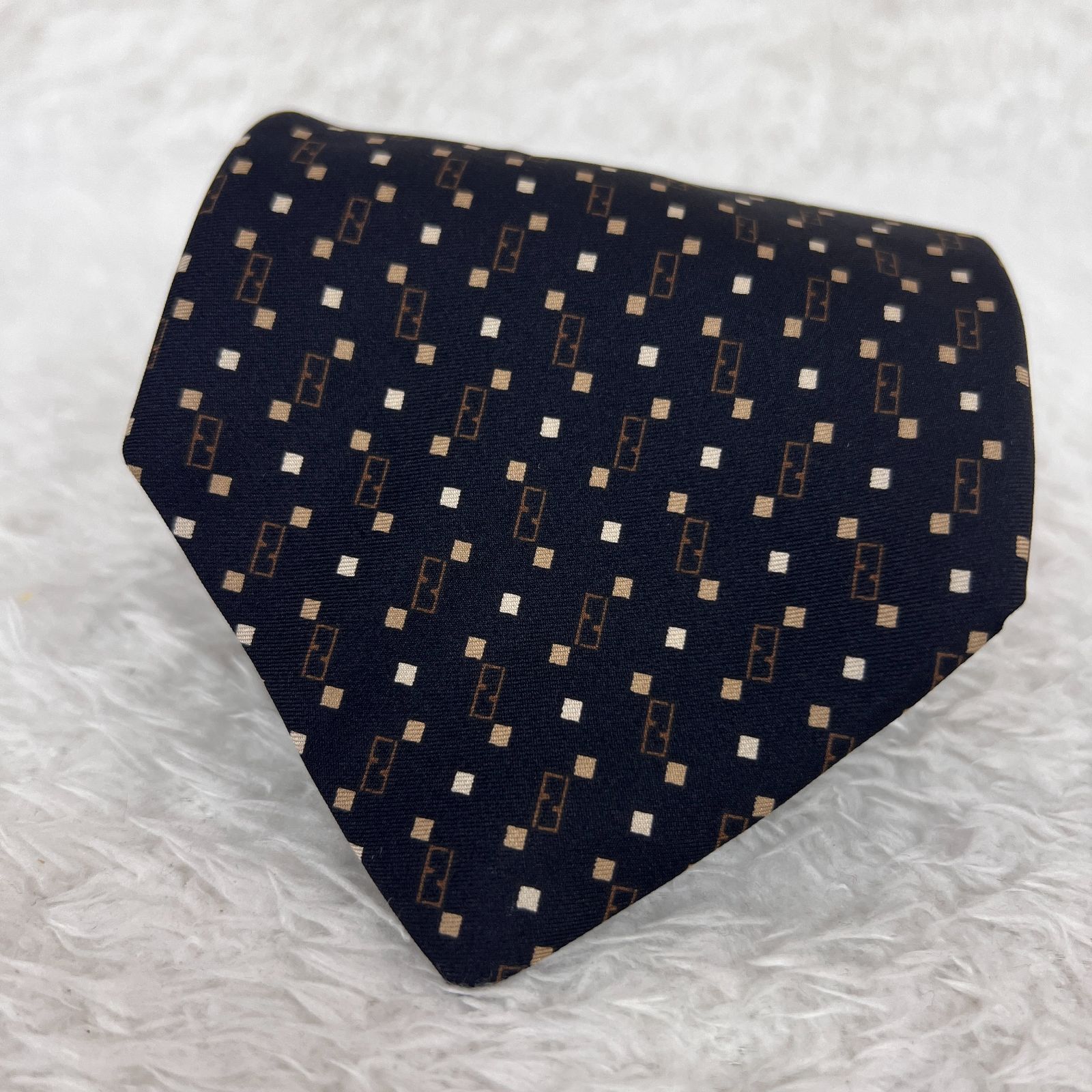 美品》FENDI (フェンディ) シルクネクタイ 総柄 ズッカ柄 黒