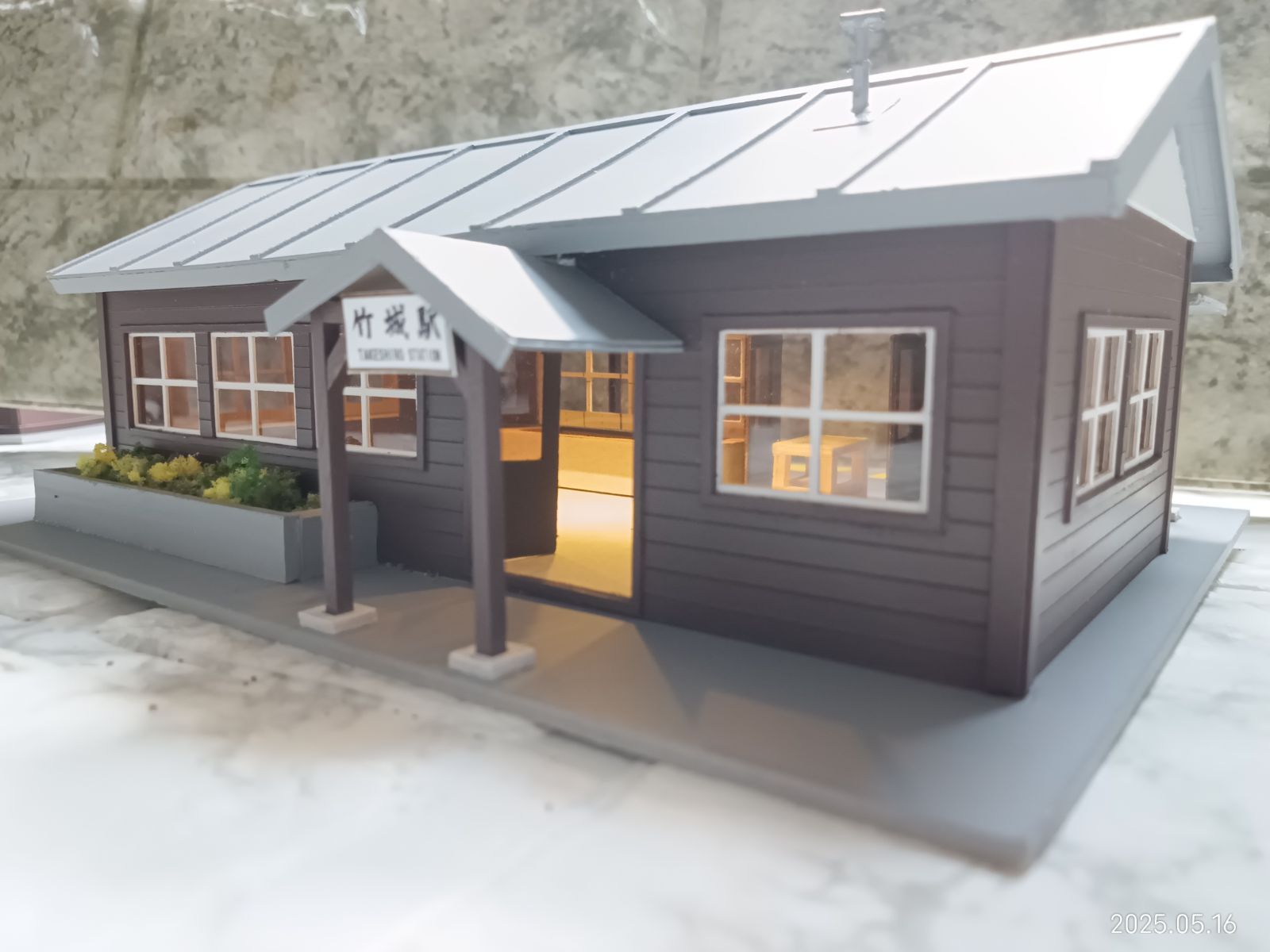 HOゲージ 着色完成品 ローカル木造駅舎 ホーム屋根付ストラクチャー 建屋照明付
