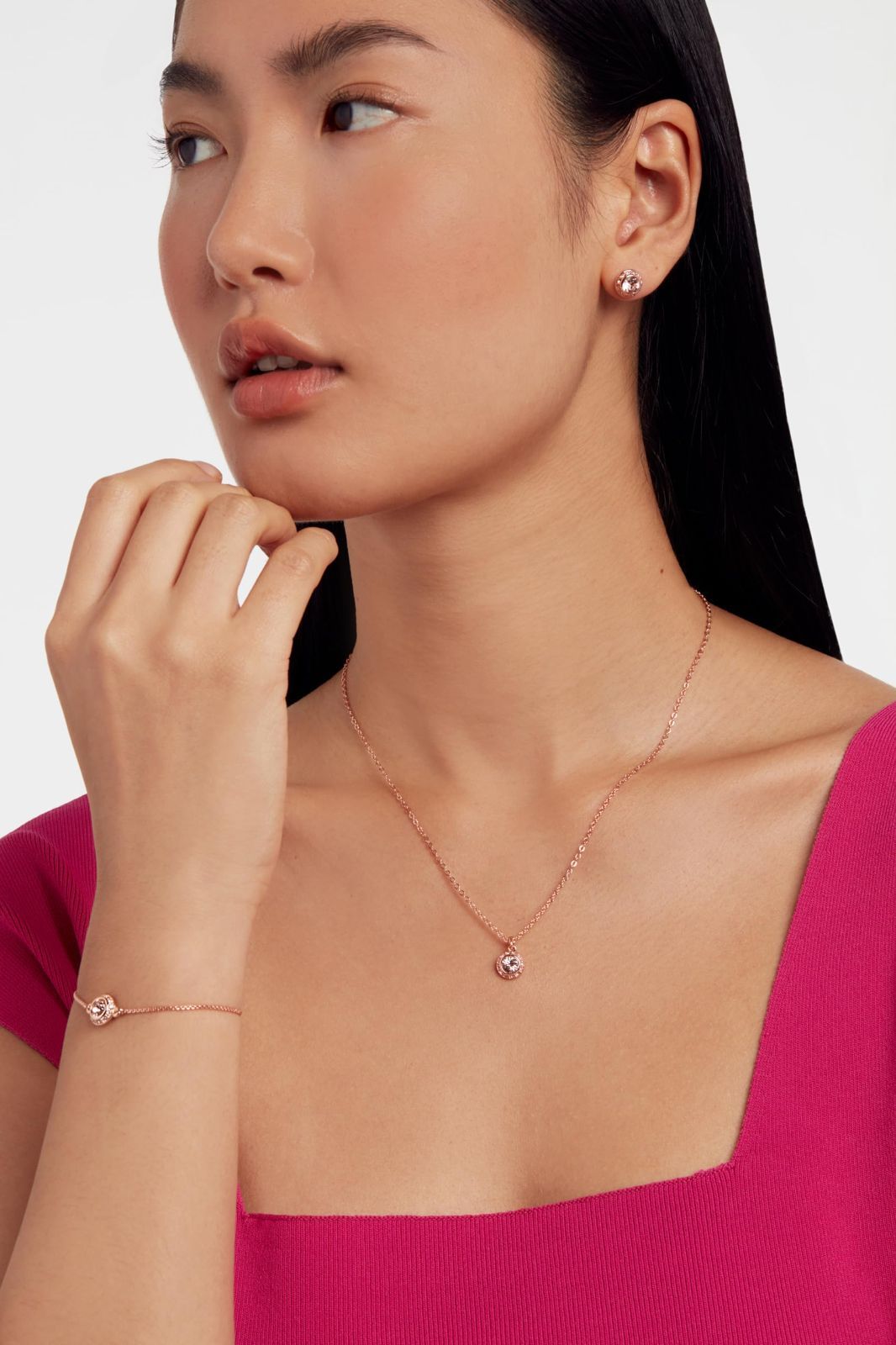 ソリティアスパークルクリスタルネックレス