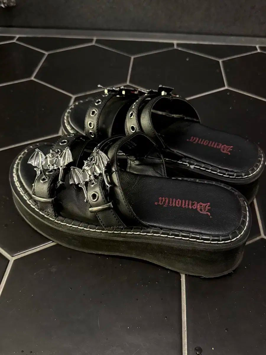 ロックショップ DEMONIA デモニア ダブルストラップ コウモリ バックル スライド サンダル パンク 地雷系 量産型